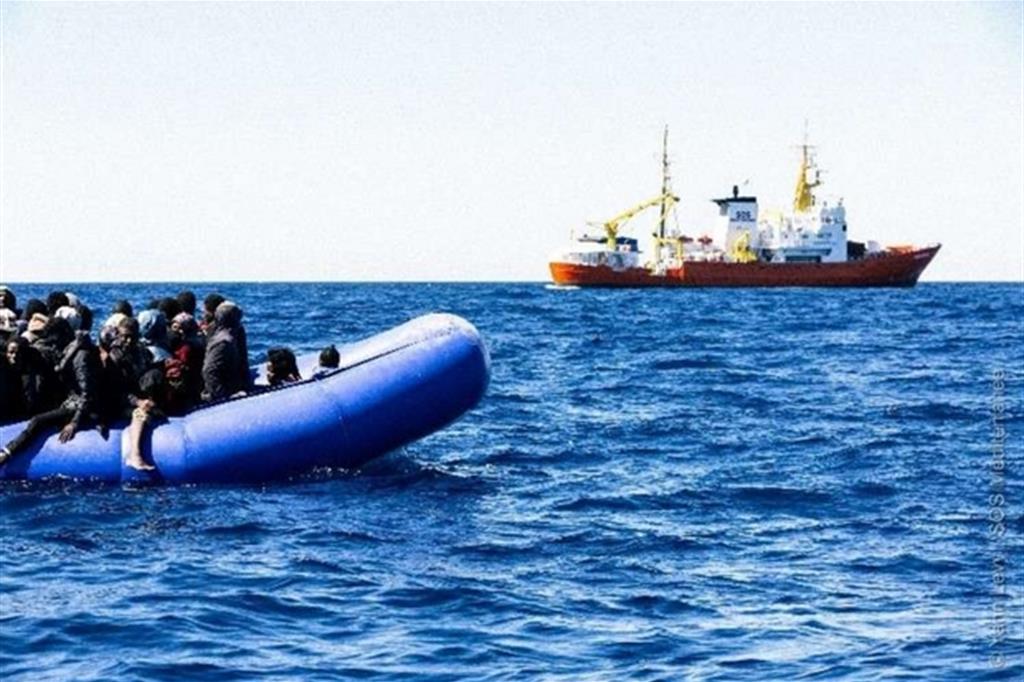 Un momento del soccorso in mare dell’Aquarius (Yann Levy/Sos Méditerranée)