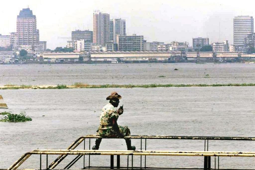 Kinshasa (Congo), sullo sfondo il porto di Brazzaville (Ansa)