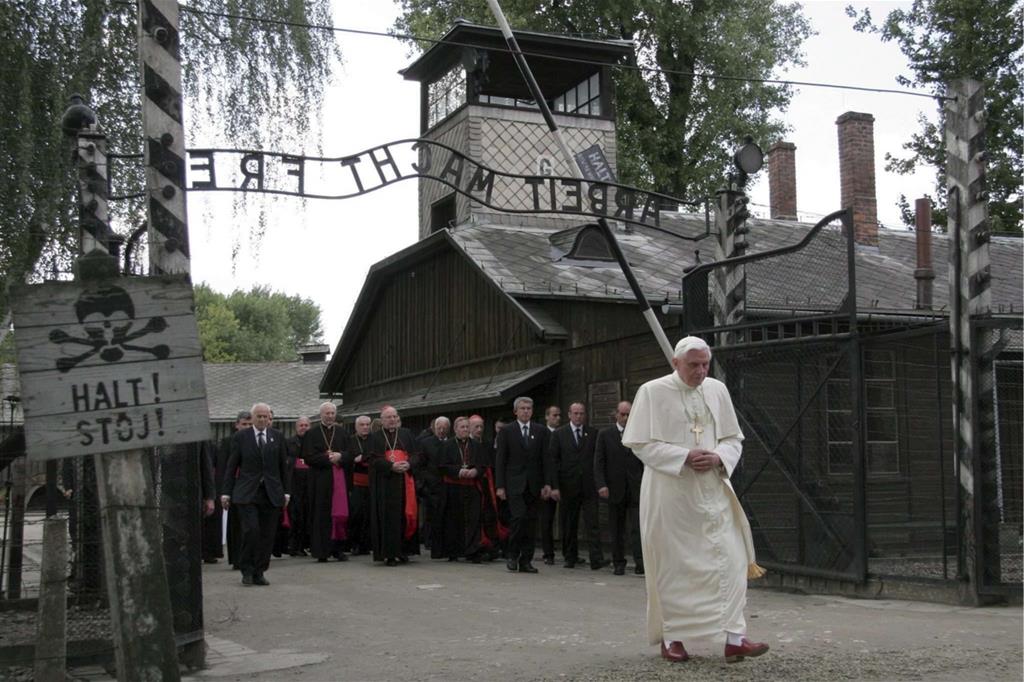 Benedetto XVI varca da solo il cancello d'ingresso del lager nazista di Auschwitz (Ansa/S.Grygiel)