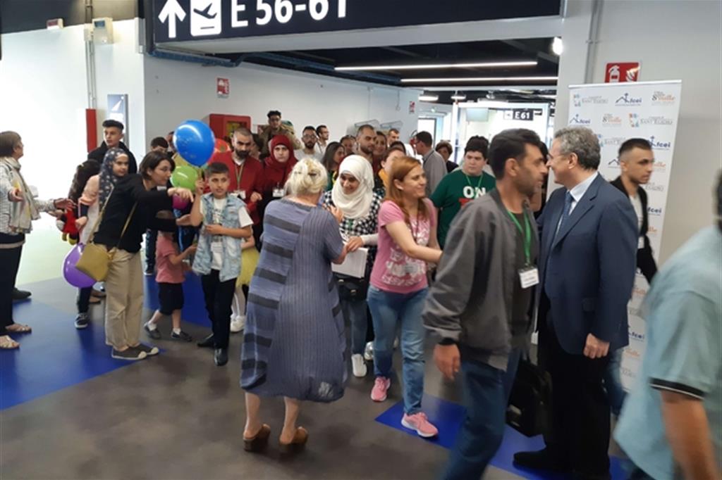 L’arrivo all’aeroporto "Leonardo Da Vinci" di Fiumicino, dei 66 profughi siriani provenienti da Beirut. Ventuno di loro hanno meno di 14 anni. Poco dopo lo sbarco, sono cominciate le procedure di identificazione e di prima accoglienza.