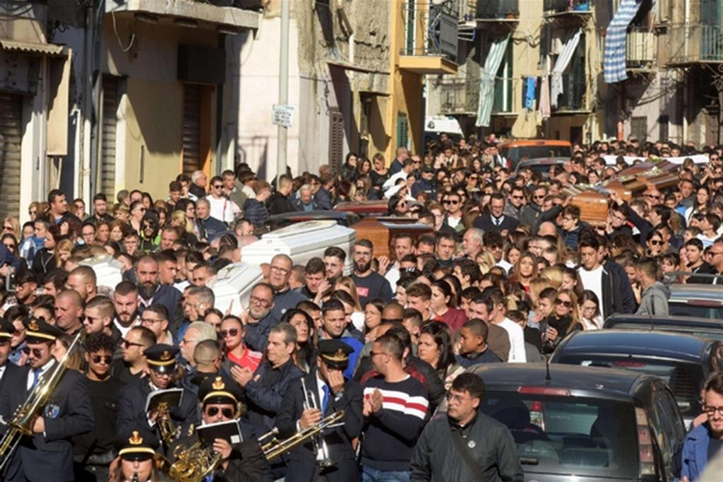 Una folla di palermitani accompagna le bare delle 9 vittime dell'alluvione di Casteldaccia in Cattedrale, per i funerali