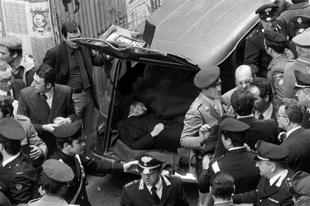 Il ritrovamento del corpo di Aldo Moro in una Renault in via Caetani, a Roma, il 9 maggio 1978 (Fava/Ansa)