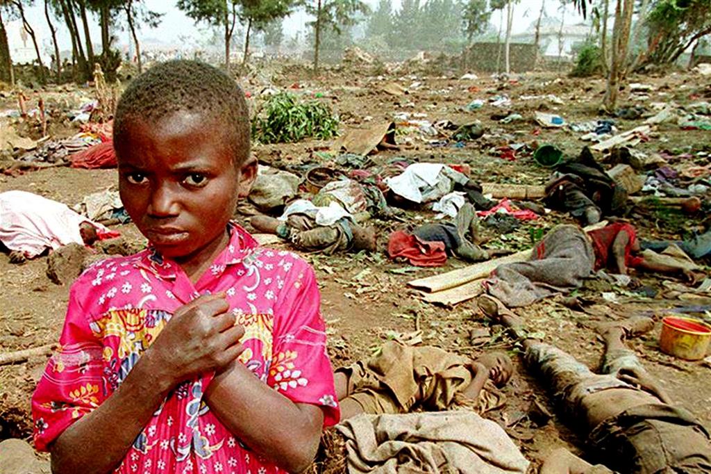 La terribile strage del Ruanda, una giovane cerca i corpi dei propri congiunti (Ansa)