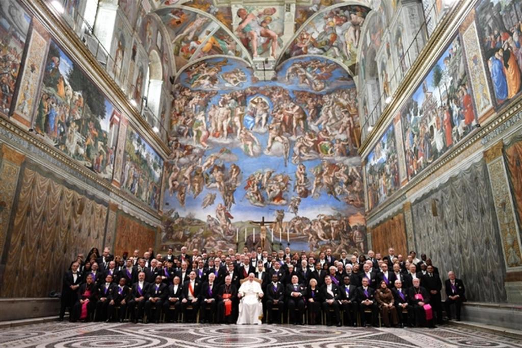 I rappresentanti della diplomazia internazionale riuniti nella Cappella Sistina assieme a papa Francesco dopo l'incontro tradizionale del 9 gennaio 2017 (Ansa)