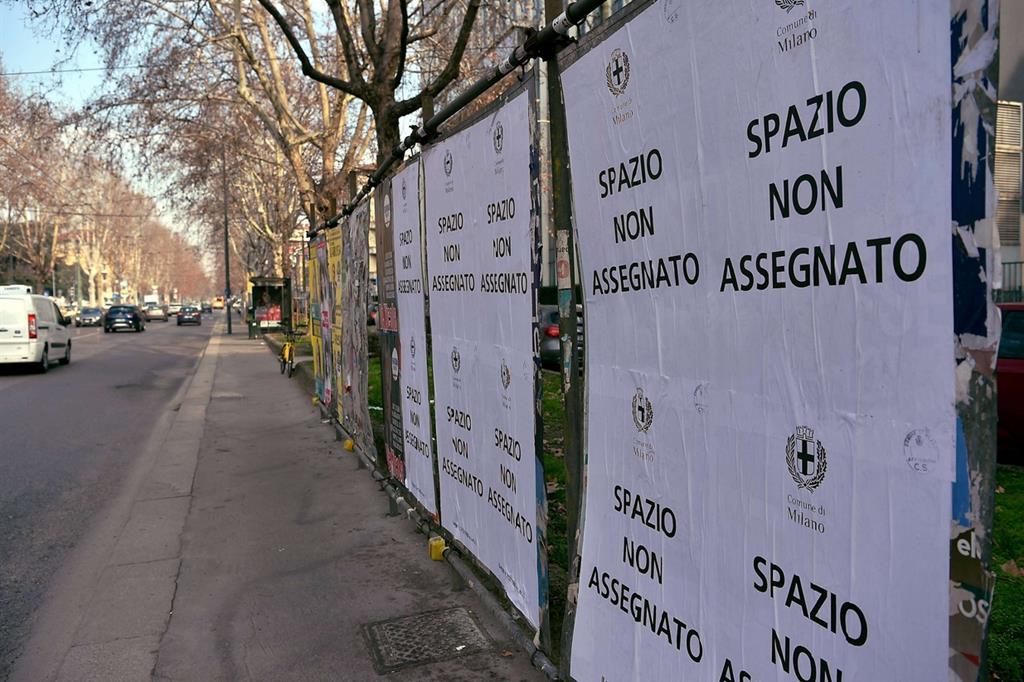 Gli spazi elettorali non ancora assegnati a Milano (Fotogramma)