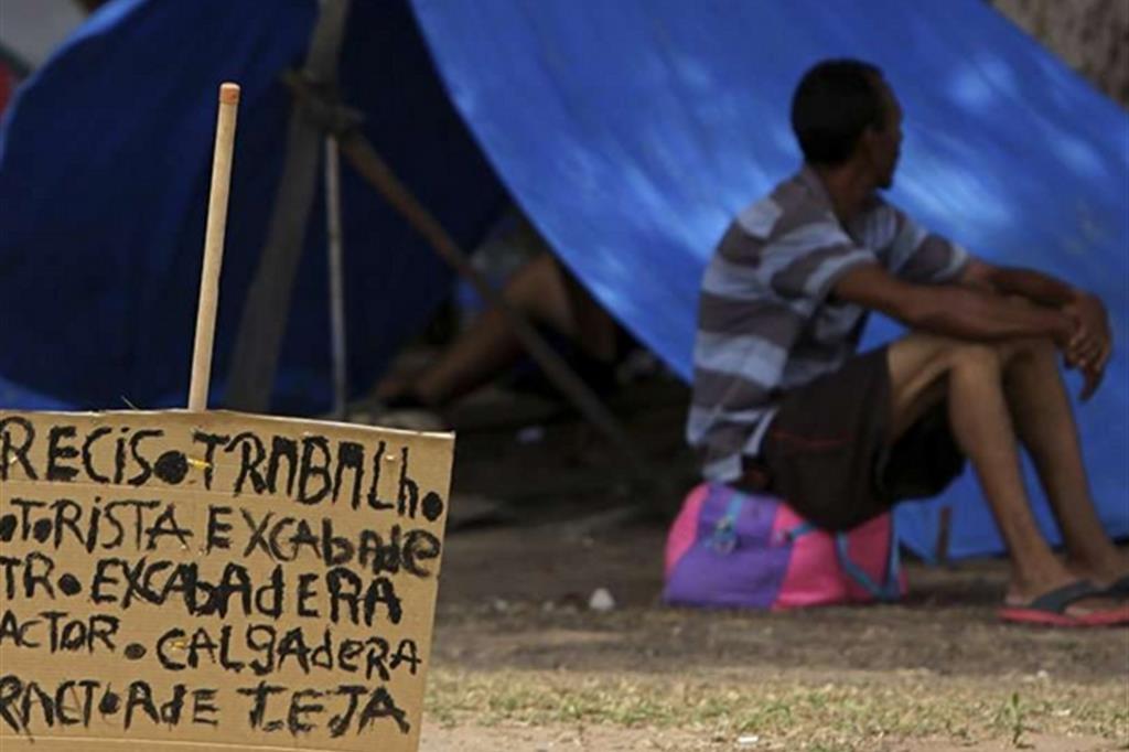 Un migrante venezuelano in un campo profughi di Boa Vista, la capitale del Roraima in Brasile, offre il suo lavoro
