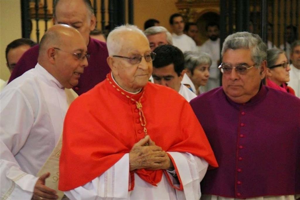 Un momento prima di ricevere la berretta cardinalizia a Bogota il cardinale Pimiento Rodriguez nel 2015