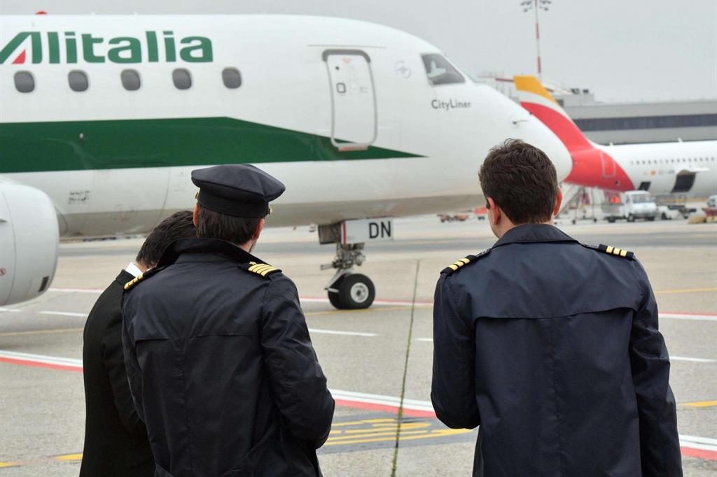 Un aereo Alitalia all'aeroporto di Linate (Ansa)