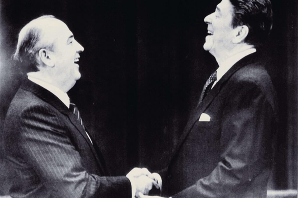 Il leader russo Gorbaciov e il presidente Usa Reagan a Ginevra, il 21 novembre 1985 (Ansa)