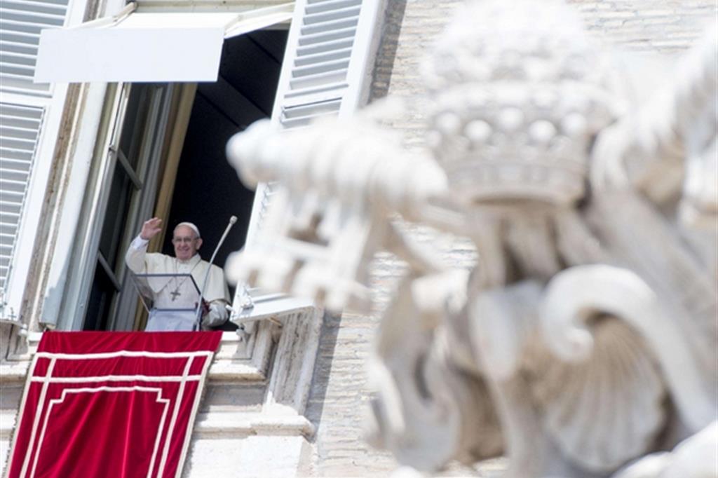 Il Papa: un Rosario al Divino Amore per la pace nel mondo