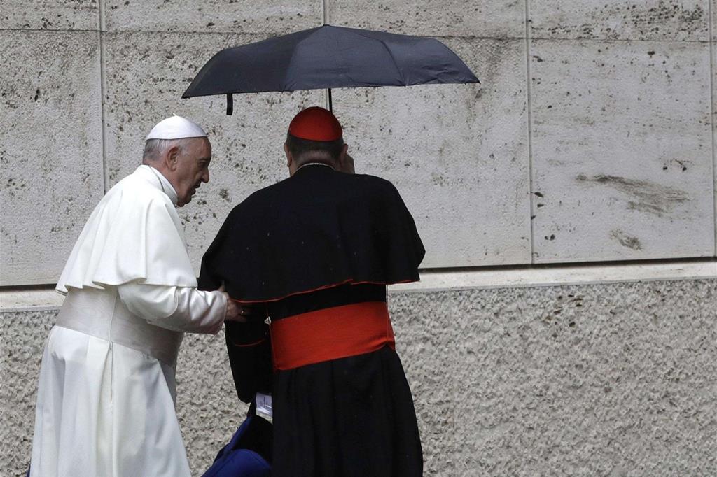 Il Papa lascia la sessione mattutina del Sinodo (Ansa)