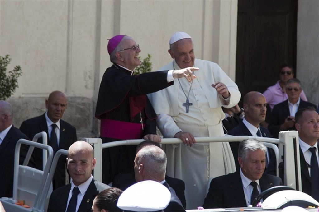 Galantino e papa Francesco durante la visita a Cassano all’Jonio nel giugno 2014 (Ansa)