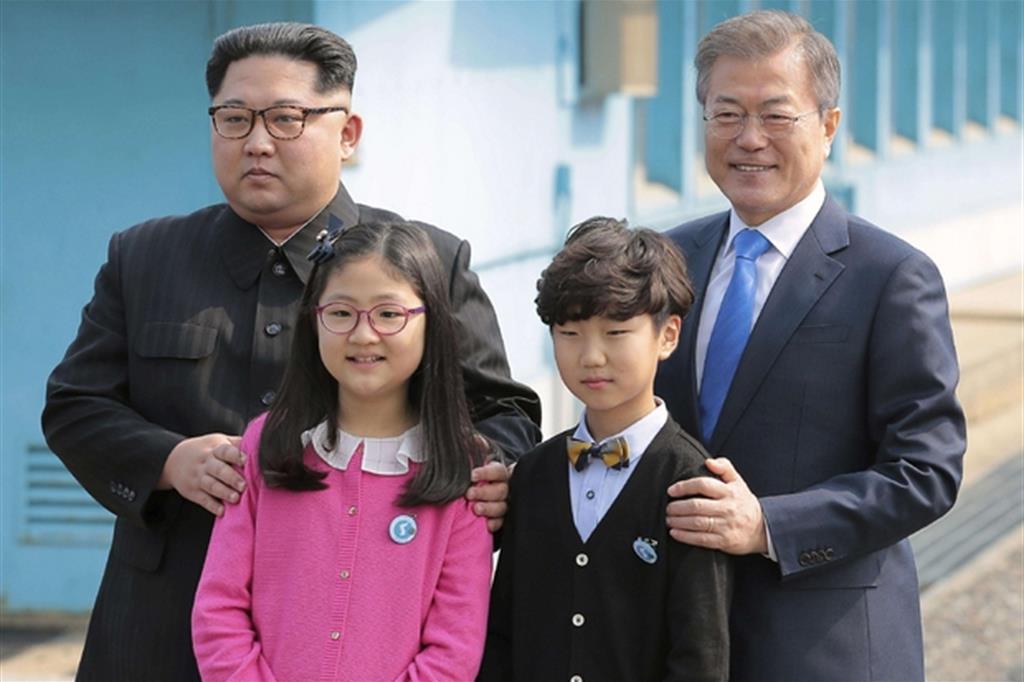 Kim e Monn con due bambini al confine tra le due Coree (Ansa)