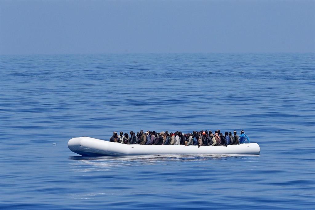 Un gommone carico di migranti nel Mediterraneo, in una foto d'archivio (Ansa)