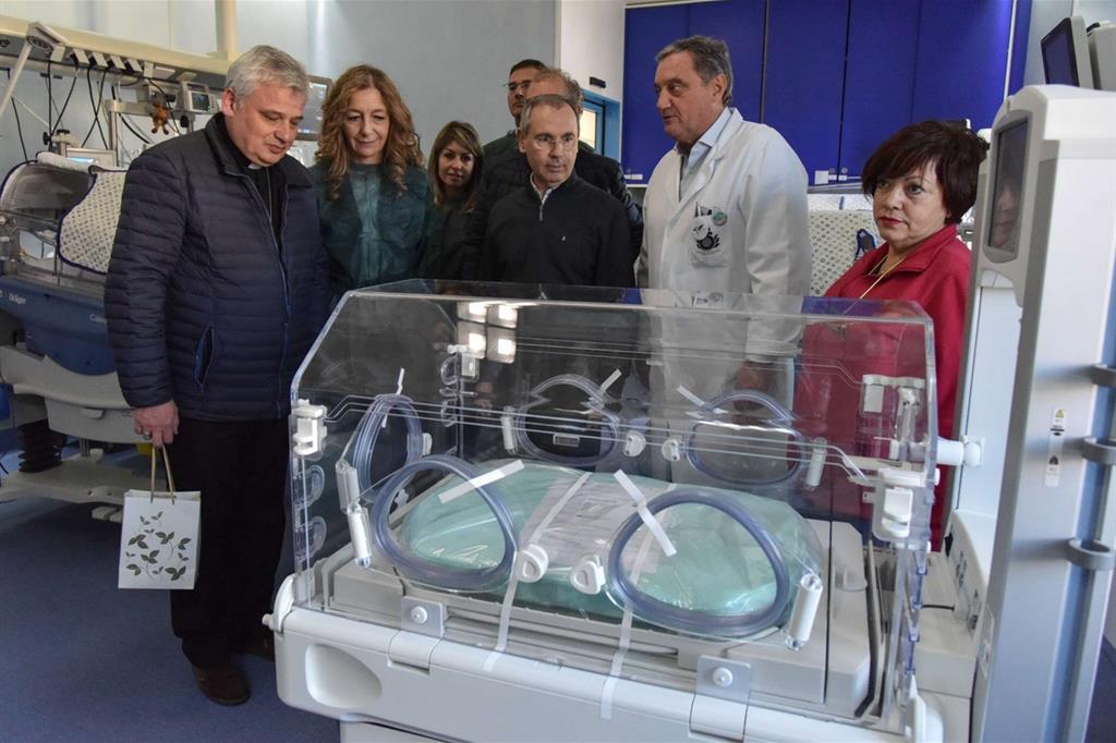 Da sinistra, il cardinale Konrad Krajewski; Monica Poggio, amministratore aelegato della Bayer Italia; il priore dell'ospedale, Fra Angel Lopez, e il direttore della terapia intensiva neonatale, Luigi Orfeo