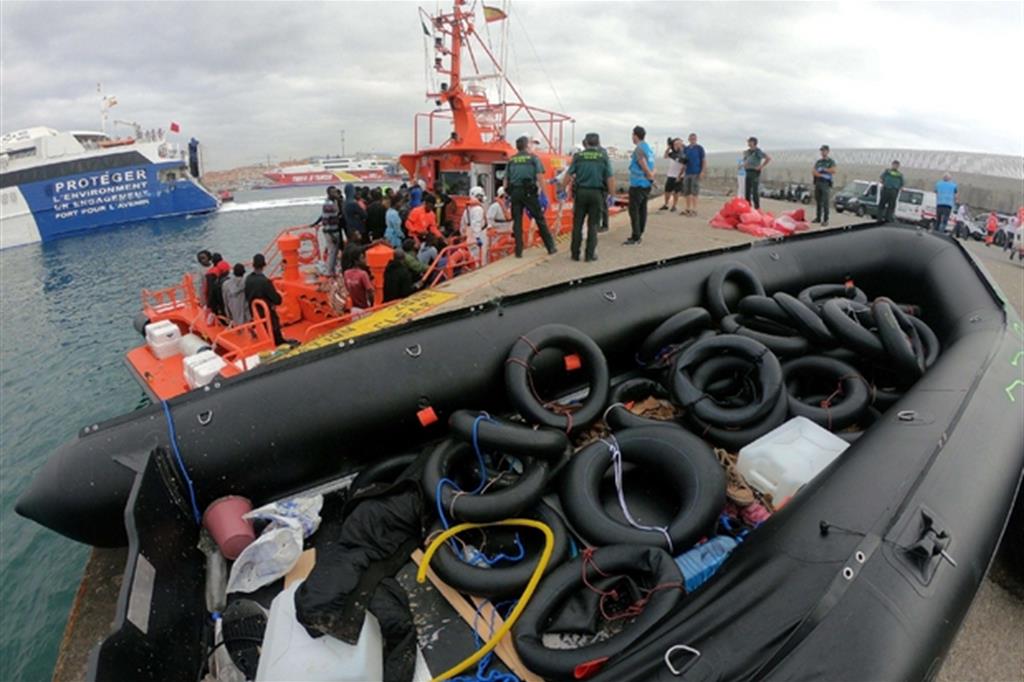 Nave italiana soccorre e riporta in Libia 108 profughi. È polemica
