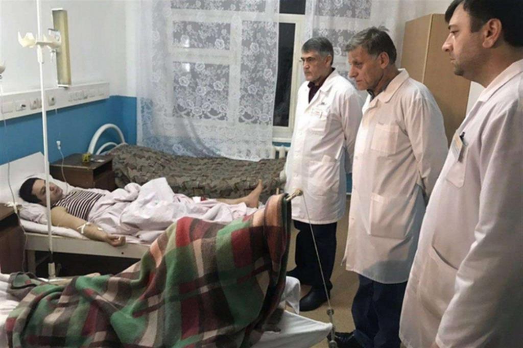Una doma ferita nell'attentato di domenica a Kizijar, in Daghestan, visitata dai medici (Ansa)