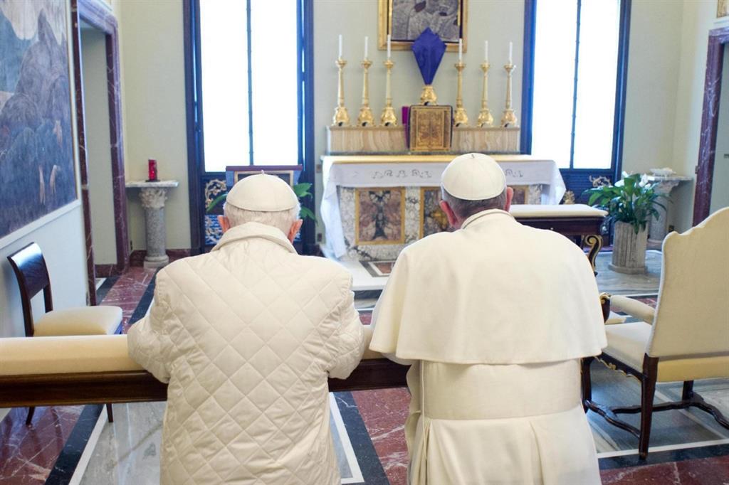 23 marzo 2013 Francesco e Benedetto XVI in preghiera a Castel Gandolfo (Osservatore Romano)
