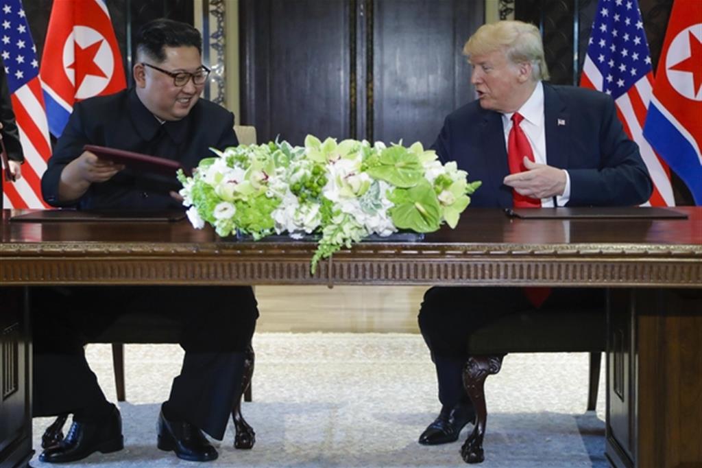 Kim Jong-un e Donald Trump a Singapore, il 12 giugno scorso (Ansa)