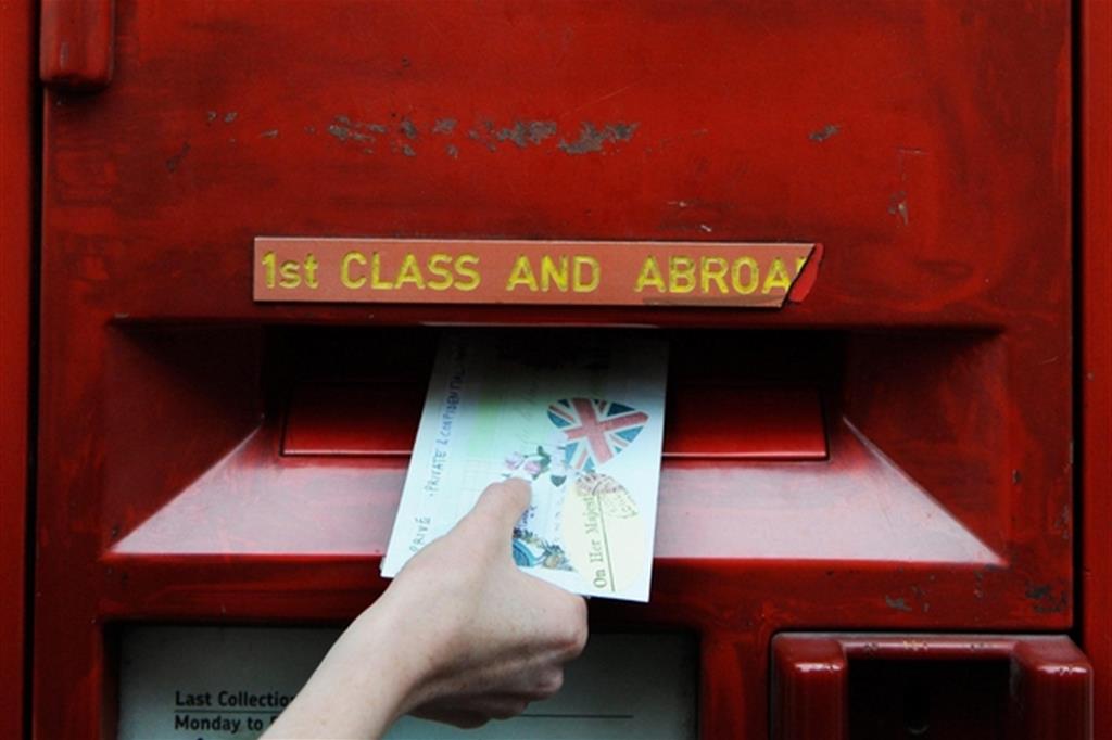 Una cassetta delle lettere della Royal Mail in Gran Bretagna (Ansa)