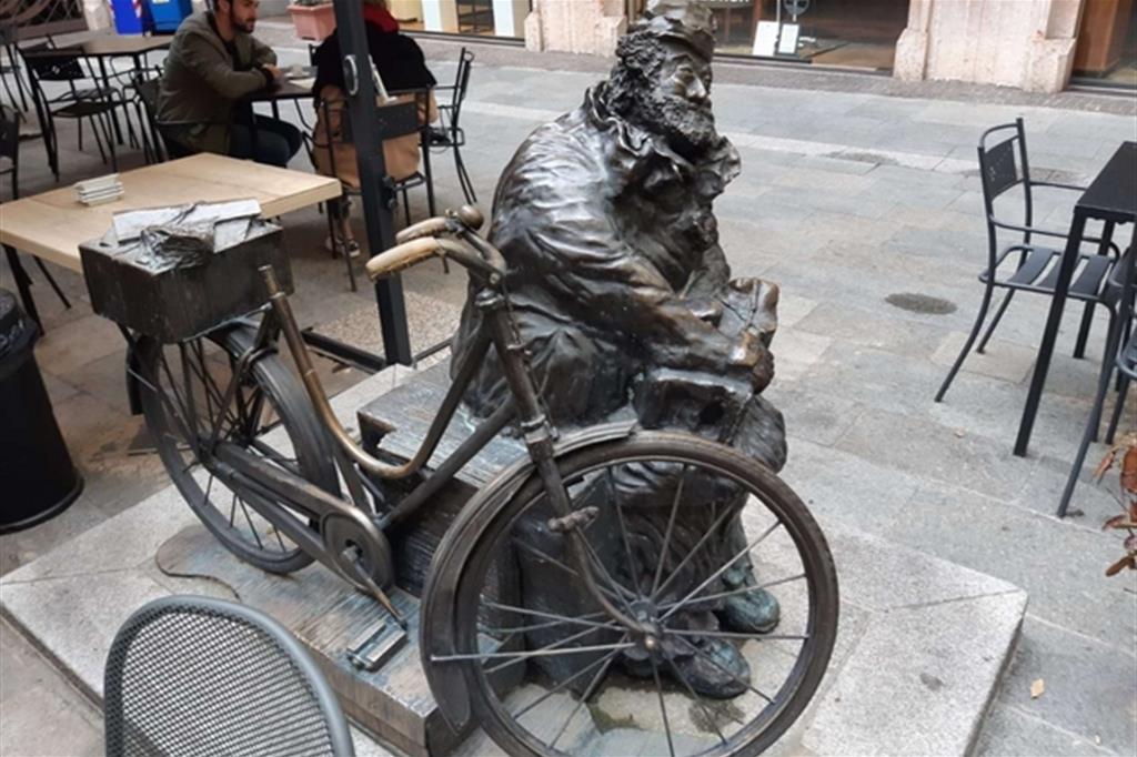 La statua dedicata a Enzo 'Màt' Sicuri nel centro di Parma