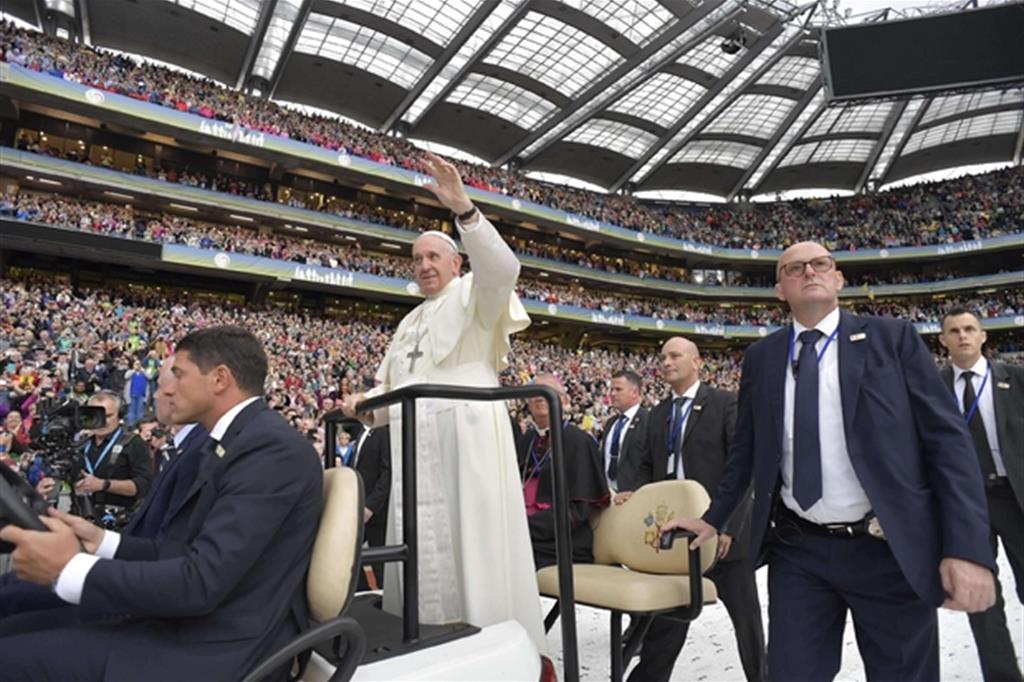 Papa Francesco arriva al Croke Park Stadium per la festa dell'Incontro mondiale della famiglie a Dublino (Ansa)