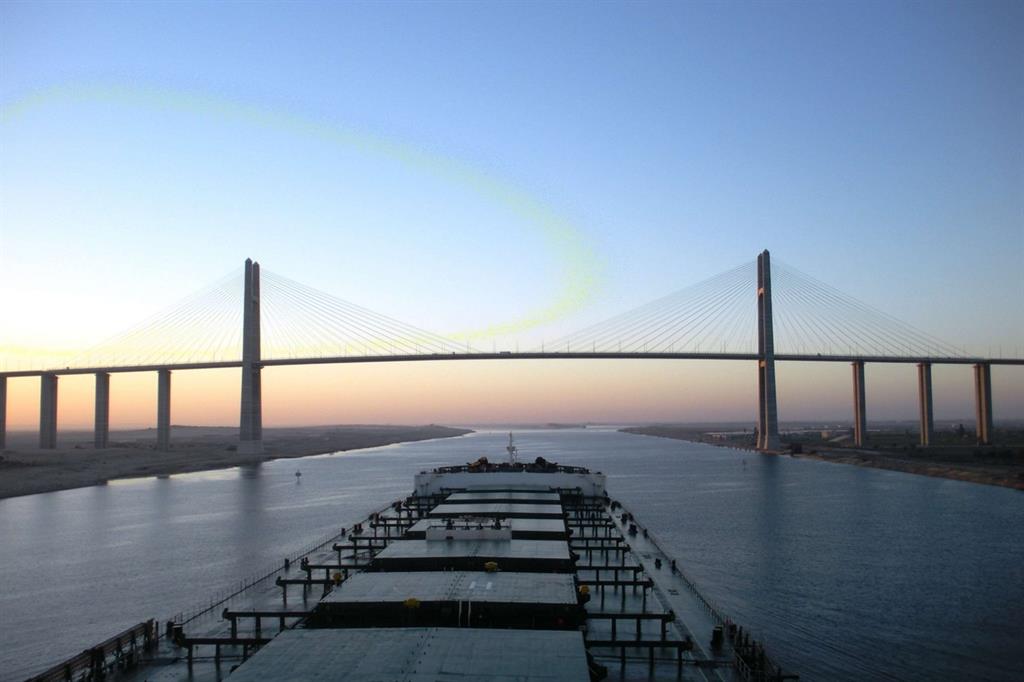 Una nave commerciale attraversa il canale di Suez (WikiCommons)