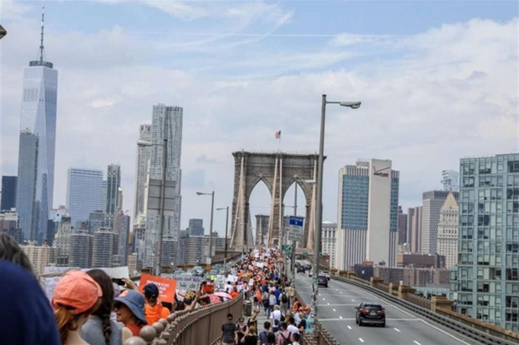 In migliaia di giovani hanno sfilato a New York, sul ponte di Brooklyn, contro le armi