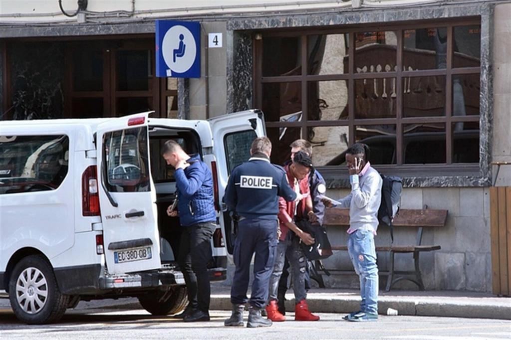 Agenti della polizia di dogana francese a Bardonecchia, in una immagine del 31 marzo 2018 (Ansa)