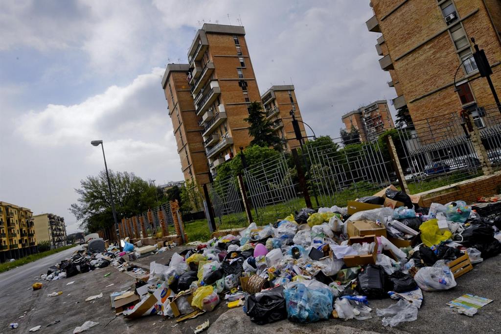 Nella periferia di Napoli cumuli di rifiuti lasciati in strada: l'equilibrio nella raccolta in Campania è precario (Ansa)
