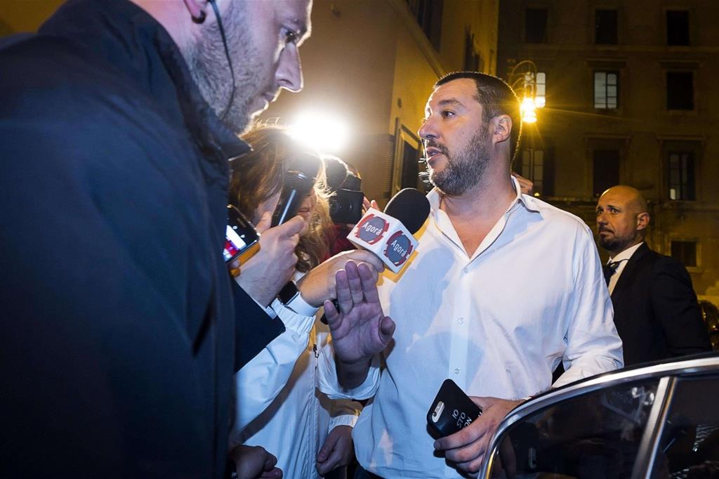Salvini all'arrivo a Palazzo Chigi per il vertice sulla risposta da dare alla Ue sulla manovra (Ansa)