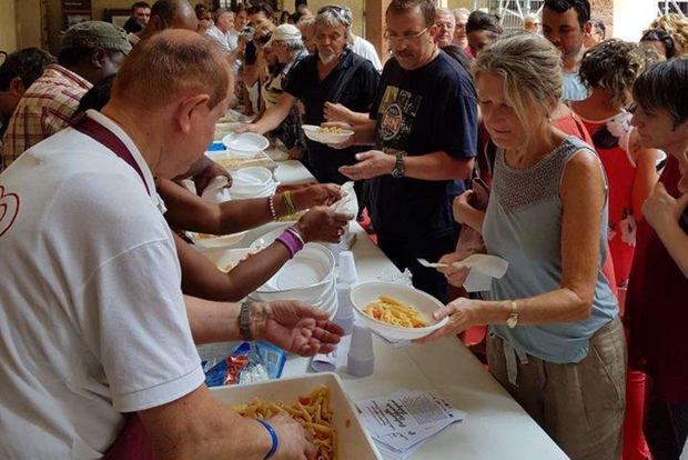 Bologna Solidarieta A Tavola Le Cucine Popolari Non Chiudono Nemmeno Ad Agosto