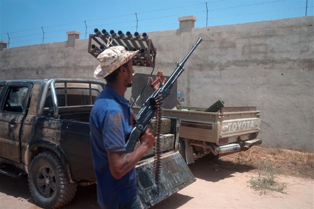Il componente di una milizia a Sirte