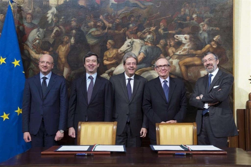 Vincenzo Boccia, Andrea Orlando, Paolo Gentiloni, Pier Carlo Padoan, Giovanni Sabatini alla firma dell'accordo Abi-Confindustria