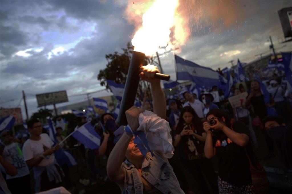 Non si fermano gli scontri tra oppositori e forze militari fedeli al presidente Daniel Ortega (Ansa)