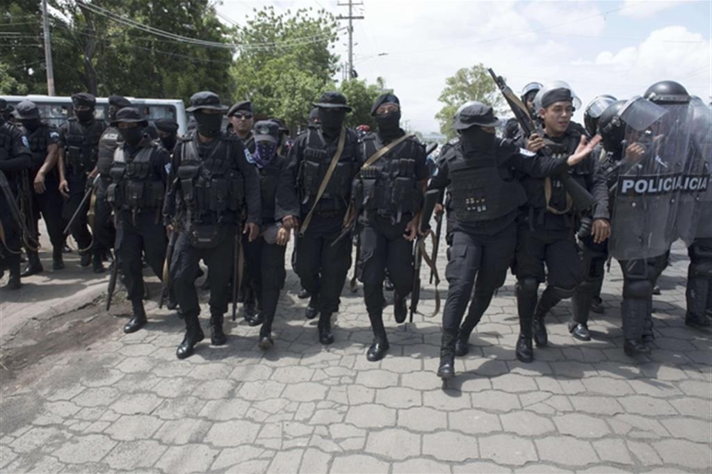 La polizia in assetto anti-sommossa schierata nel centro di Managua (Ansa)