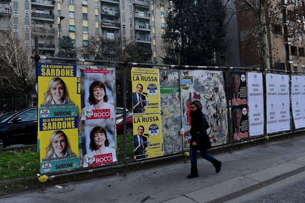 Manifesti elettorali a Milano (Fotogramma)