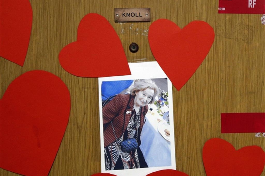 Una foto di Mireille Knoll attaccata alla porta dell'appartamento in cui è stata uccisa (Ansa)