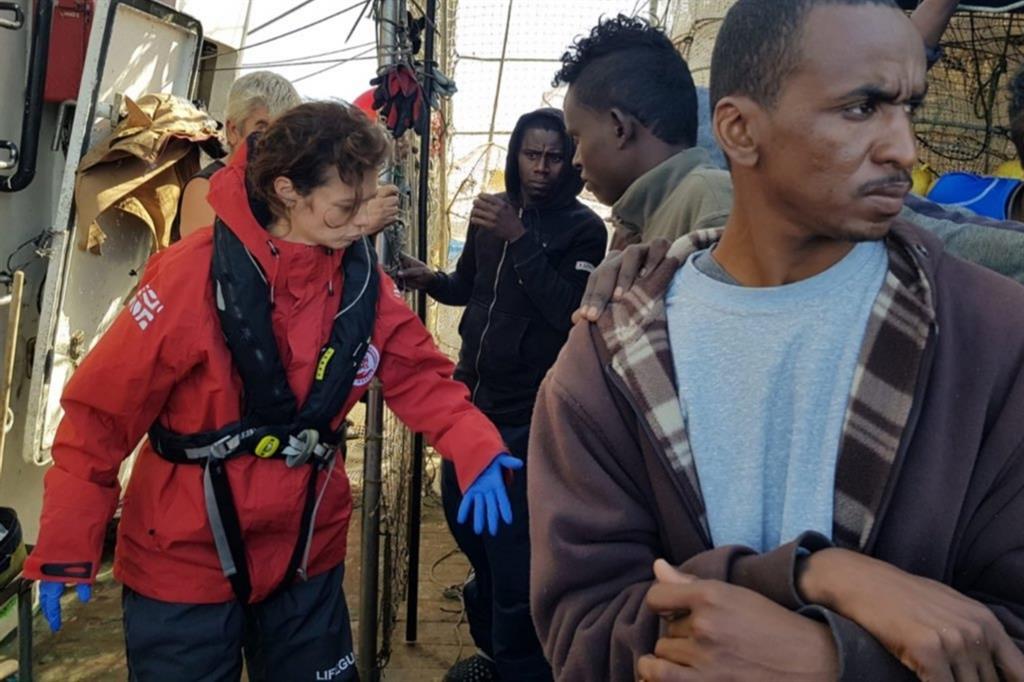 Migranti tratti in salvo da un peschereccio spagnolo