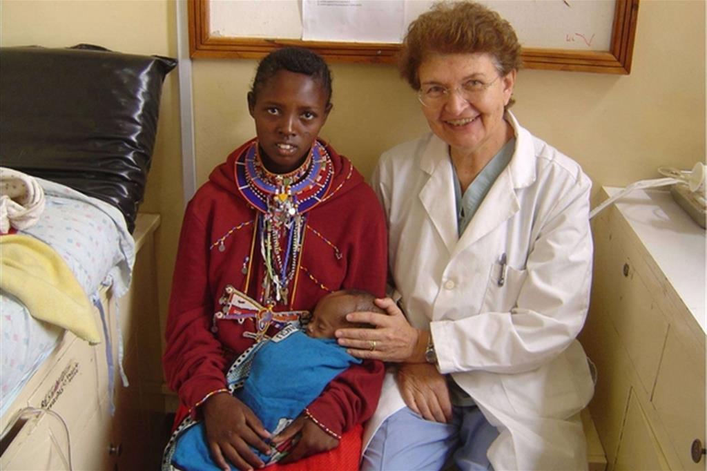 La dottoressa Maria Zilioli con un piccolo paziente in braccio alla mamma
