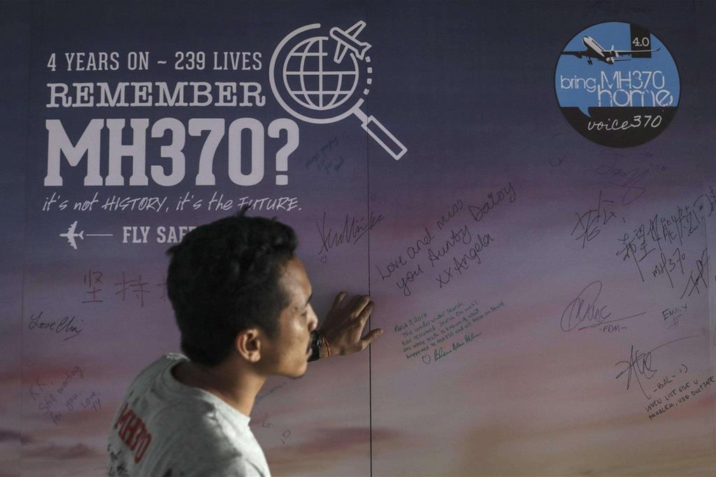 Un manifesto ricorda le 239 vittime del disastro dell'aereo malese scomparso sull'Oceano Indiano nel marzo 2014 (Ansa)