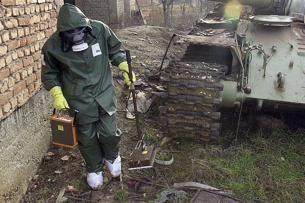 Un’immagine d’archivio delle operazioni di rilievo della radioattività da parte di militari nei Balcani (Ansa)