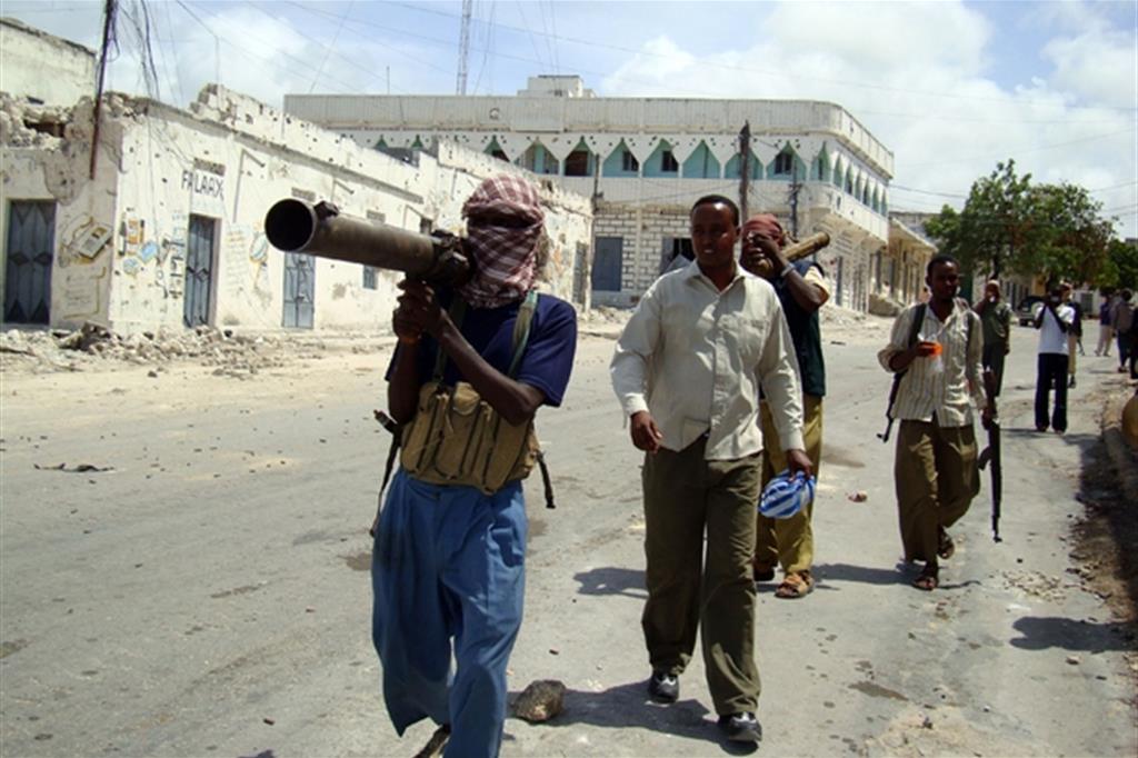Miliziani islamici di al-Shabaab a nord di Mogadiscio, in Somalia