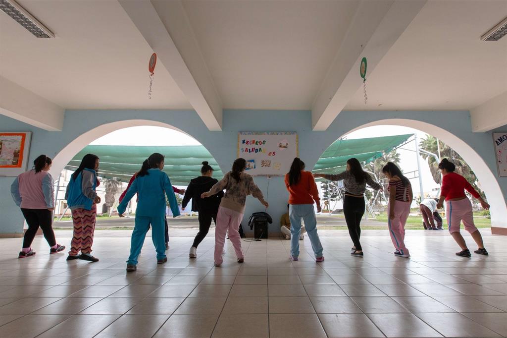Lima. Le adolescenti di un Centro Attenzione Residenziale ballano durante le lezioni arte-terapia coordinate da Cesvi - 