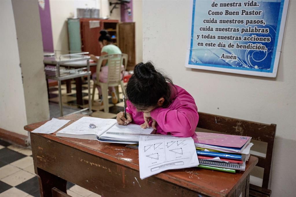 Carmelita, 18 anni, anni, si prepara all’esame di matematica. Vuole diventare ingegnere e studia molto. Per questo le è stato permesso di restare nel Centro fino alla fine dell'anno scolastico, anche se ora è maggiorenne - 