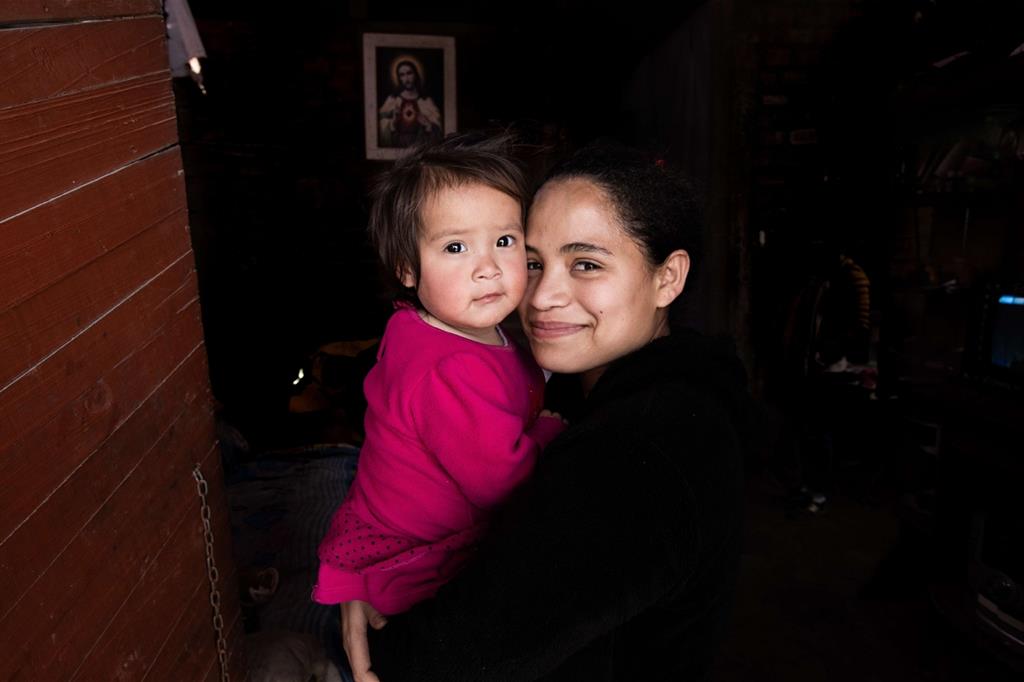 Marisol, 20 anni, con la nipotina. Cesvi ha trovato a Marisol una sistemazione in un condominio di Lima, dove ora vive in una stanza gialla con il bagno in comune. Anche se il prezzo da pagare è la lontananza dalla sorella e dalle amate nipotine, Marisol sa che questa questa potrebbe essere la sua unica chance per sfuggire alla violenza e alla miseria - 