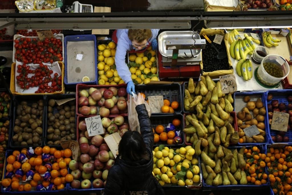 Sacchetti bio a pagamento per frutta e verdura, ecco quanto ci costeranno