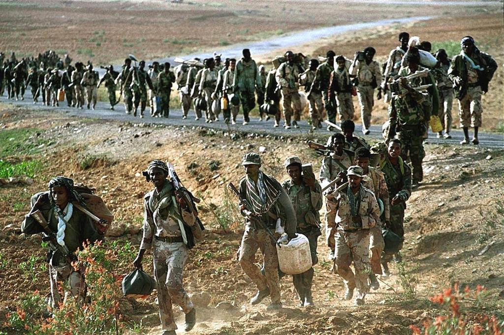 Un reparto dell'esercito eritreo nella zona di Badme nel 1999 (Ansa)