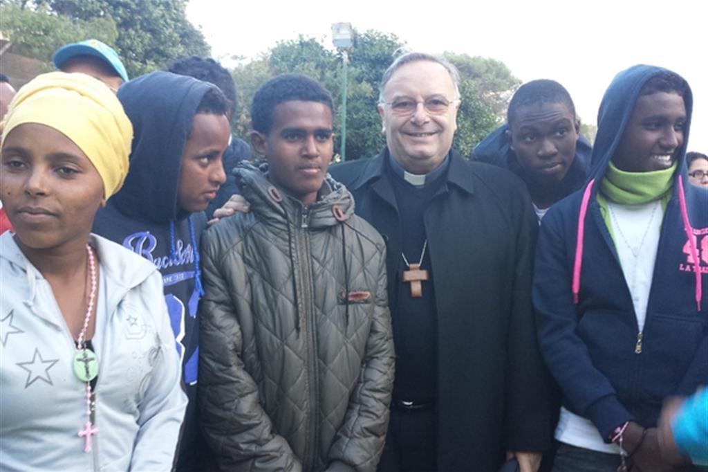 Il cardinale Montenegro con un gruppo di profughi