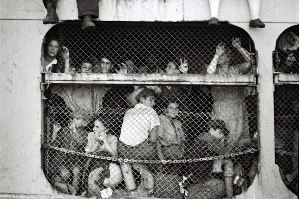 Ebrei europei sulla nave Exodus si trasferiscono nel protettorato britannico di Palestina nel luglio 1947. Un anno dopo nasce lo Stato di Israele (Ansa)